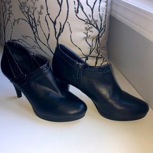Bandolino black bootie heels like new zipper side platform front snake embossed